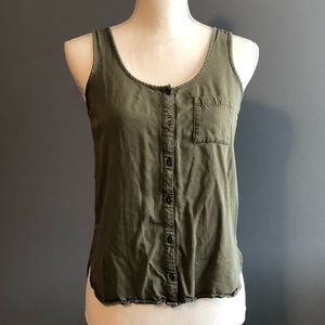 Olive button tank with pocket